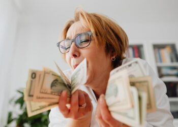 Featured image for: Automate Your Finances: Setting Up Automatic Transfers and Direct Deposit Splits (A practical tutorial on automation. Step-by-step instructions for setting up recurring bank transfers and splitting your direct deposit. Discuss timing (payday), amounts, and how to adjust them as your income changes.)