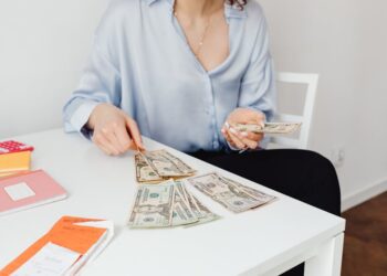 Featured image for: High-Yield Savings Accounts: What They Are and How to Choose the Best One (Explain what HYSA are, how they differ from traditional accounts, and their benefits (APY, liquidity). Provide criteria for choosing one: no fees, FDIC insurance, minimum balance, and user experience. Mention top contenders.)