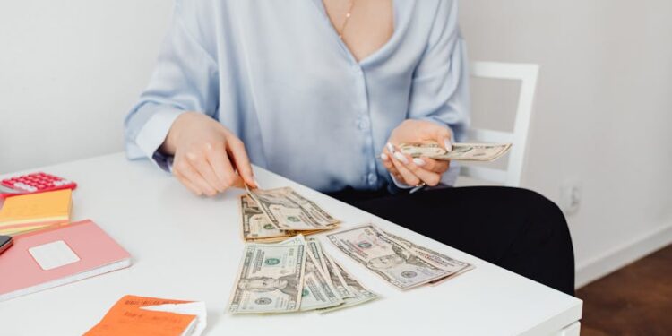 Featured image for: High-Yield Savings Accounts: What They Are and How to Choose the Best One (Explain what HYSA are, how they differ from traditional accounts, and their benefits (APY, liquidity). Provide criteria for choosing one: no fees, FDIC insurance, minimum balance, and user experience. Mention top contenders.)